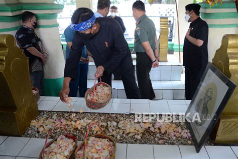 Ziarah Ke Makam Leluhur Bandung Jelang Hjkb Republika Online