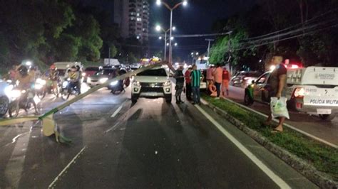 Carro desgovernado derruba poste sobre outros dois veículos em Manaus