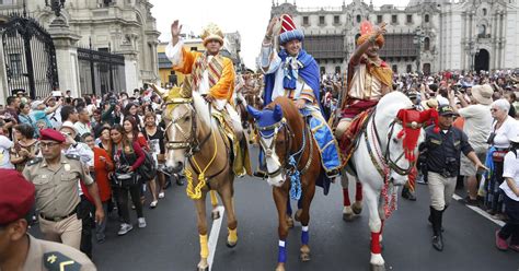 Policías se visten de Reyes Magos y llevan alegría a niños del Rímac y