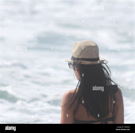 Mädchen von hinten in bikini Fotos und Bildmaterial in hoher Auflösung Alamy