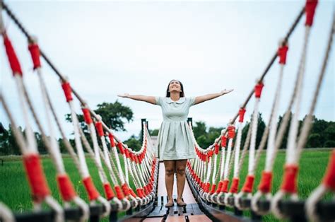 Mulher Feliz Em Uma Ponte De Madeira Em Um Prado Verde Em Um Dia