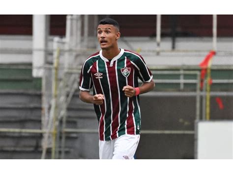 Fluminense acerta empréstimo de Jefté para a Europa mas renova