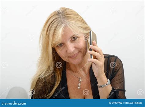 Mulher Loura Madura Que Fala No Telefone Celular Foto De Stock Imagem