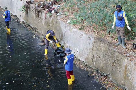 Puluhan Orang Dikerahkan Bersihkan Sampah Sungai Taman Tirtonadi Blora