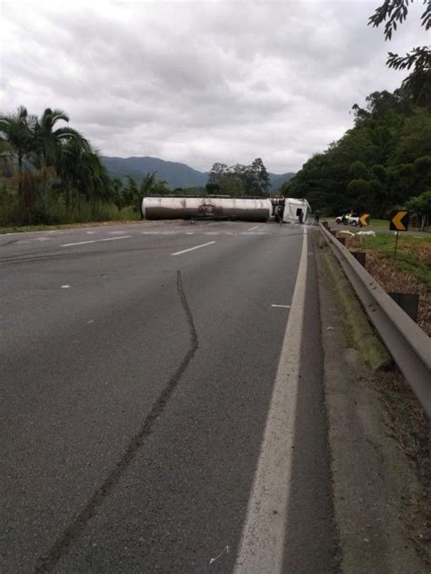 Carreta Produto Qu Mico Perigoso Tomba Em Cajati Neste Domingo