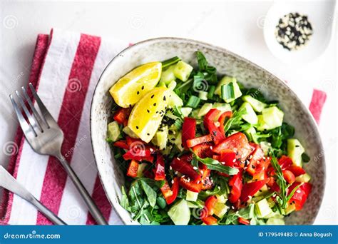 Ensalada De Verduras Orgánicas Imagen de archivo Imagen de hierba