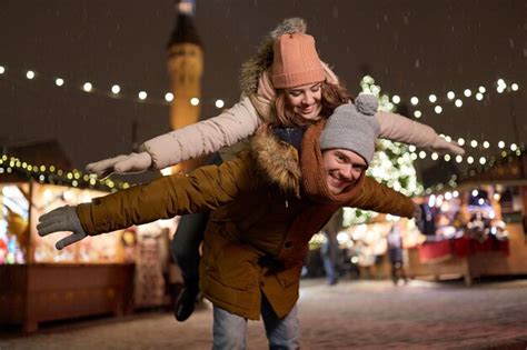 Feriados De Inverno E Conceito De Pessoas Feliz Jovem Casal Namorando