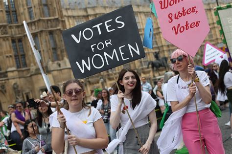 DIAPORAMA Des femmes britanniques défilent pour les 100 ans de leur