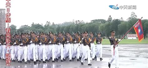 影 陸軍官校99周年校慶 234旅穿新式戰鬥裝踢正步！127位阿公級校友重現「黃埔精神」