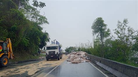 Carreta Que Transportava M Veis Tomba E Causa Congestionamento Na