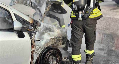 Bari Auto In Fiamme Nel Parcheggio Del Centro Commerciale