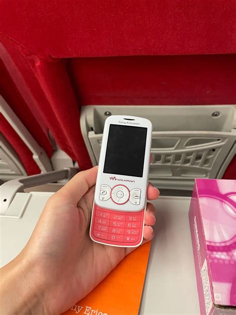 Sony Ericsson Walkman Spiro 滑蓋手機 復古 年代 懷舊 手機及配件 手機 其他手機在旋轉拍賣