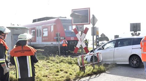 S Bahn Schleudert Auto Von Den Gleisen Bilder