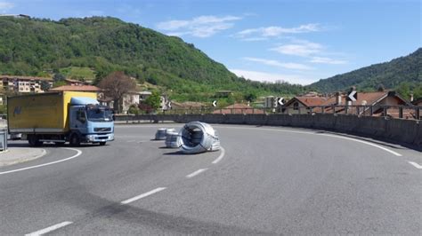 Cisano Bergamasco Paura Sulla Statale Camion Perde Il Carico In Curva