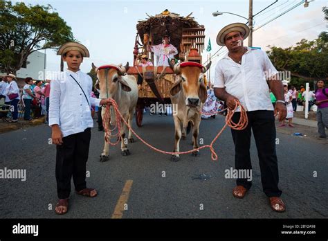 Hombre y niño en el evento anual el Desfile de las mil polleras en