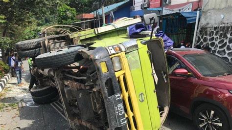 Tak Kuat Menanjak Truk Bermuatan Puluhan Ton Beras Terguling Di