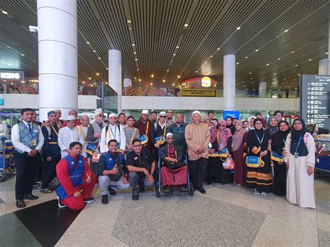 Jemaah Umrah Pertis Selamat Pulang Ke Tanah Air