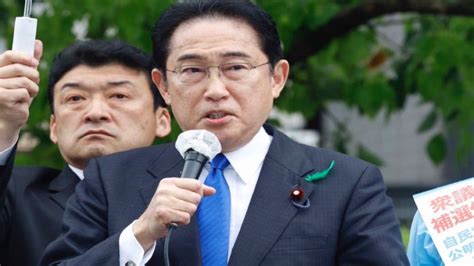 Japan: PM Fumio Kishida Resumes Campaigning after "Smoke Bomb" Scare ...