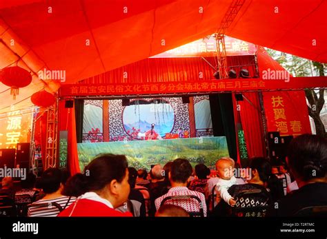 Shenzhen China People Watch A Traditional Puppet Show At The