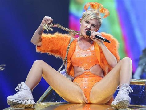 Miley Cyrus Upskirt Pussy Cumception