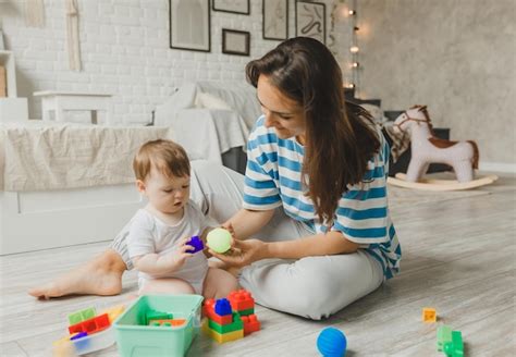 Hermosa Joven Madre Juega Y Ense A A Su Beb De Meses En El Suelo De