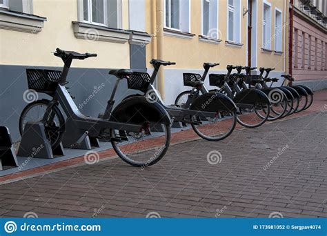 Bicicletas De Alquiler Parqueadas En Un Parque De Bicicletas Foto De