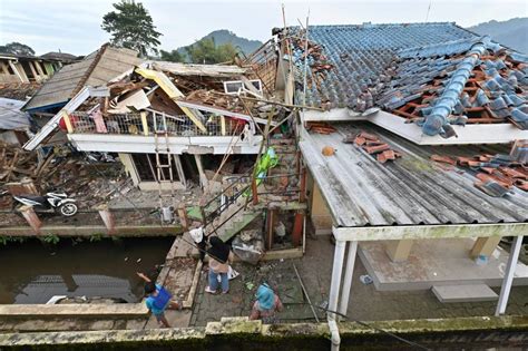 Hunt For Buried Survivors After Indonesia Quake Kills 162 Sinar Daily