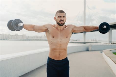 Hombre Musculoso Guapo Con El Torso Desnudo Al Aire Libre Haciendo