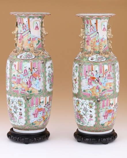 CHINE Début du XXème Siècle Paire de VASES Balustre en porcelaine de