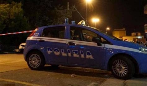 Sparatoria Con La Polizia A Napoli Muore Un Rapinatore Di Anni