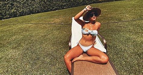 Entre Asolearse En Bikini Blanco Y La Alfarer A As Disfruta Danna Paola De Sus D As De