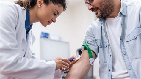 Se puede beber agua antes de un análisis de sangre u orina