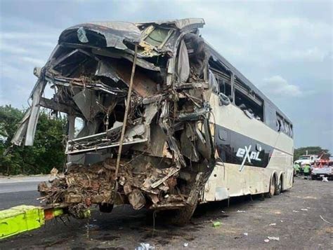 Sube a doce cifra de muertos por caída de autobus en el sur de Veracruz