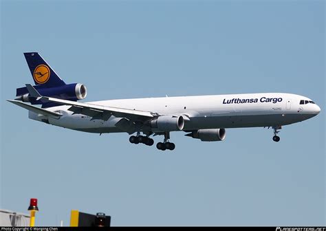 D ALCF Lufthansa Cargo McDonnell Douglas MD 11F Photo By Wanping Chen