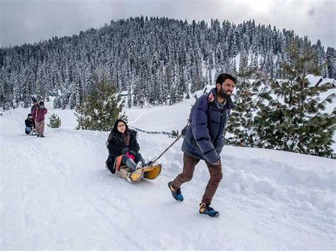 Photos: Snow fills Kashmir resort with tourists again | News-photos ...