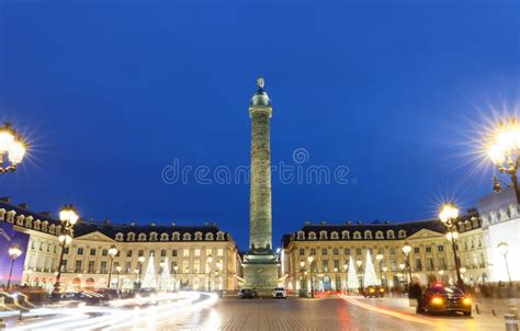 Columna De Vendome Con La Estatua De Napoleón Bonaparte En La Plaza