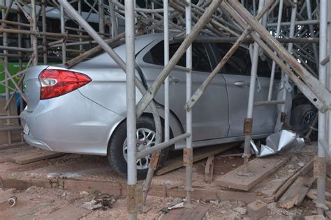 A Gazeta Carro invade obra do viaduto de Carapina após motorista