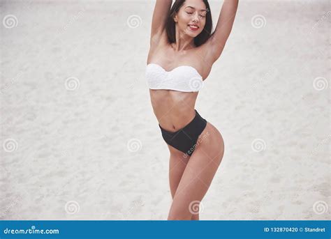 Mooi Slank Luxemeisje In Bikini Op Het Zandstrand Op Een Tropisch