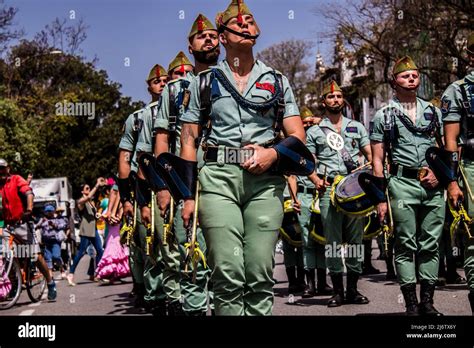Sevilla, España - 01 de mayo de 2022 Desfile de soldados profesionales ...