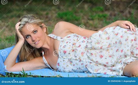 Jeune Femme Blonde Renversante Dans Le Bain De Soleil Photo Stock Image Du Herbe Assez 29494246