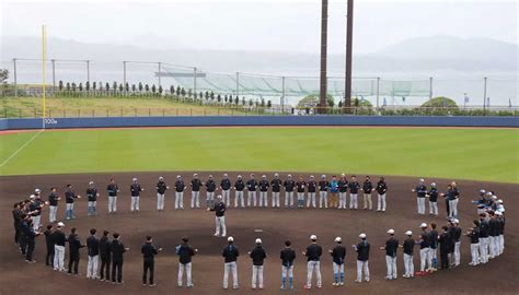 松本剛選手会長の音頭でキャンプ打ち上げの一本締めをした日本ハムの選手たち ― スポニチ Sponichi Annex 野球