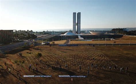 Manifestantes Colocam Cruzes Em Frente Ao Congresso E Detonam Governo