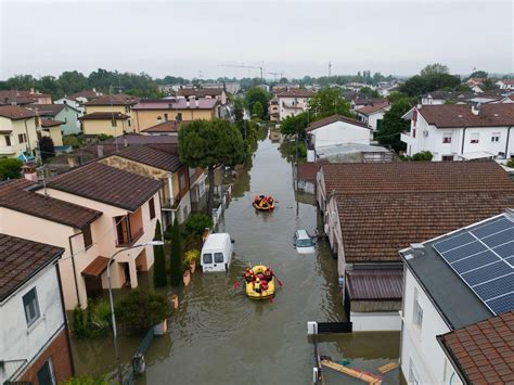 Al Menos 14 Muertos Y 20 000 Evacuados Tras Las Inundaciones En Emilia