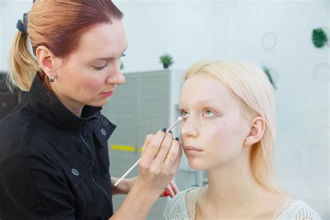 Proceso De Hacer Maquillaje Artista De Maquillaje Que Trabaja Con El