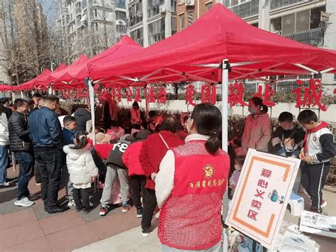 新时代文明实践 青岛市李沧区虎山路街道举行公益集市志愿服务活动社区居民