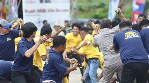 Perang Ketupat Dapat Sertifikat HKI Warisan Budaya Tak Benda