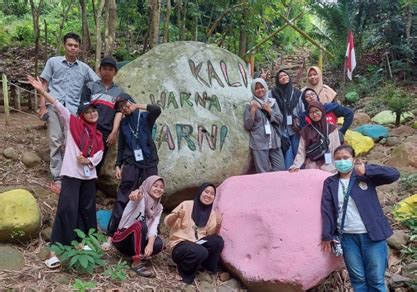 Pengabdian Masyarakat Mahasiswa UTM Perbaikan Area Wisata Di Goa