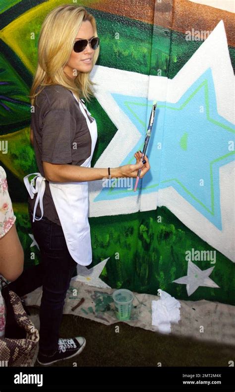 La Defensora Del Autismo Jenny McCarthy Posa Y Ayuda A Pintar Un Mural