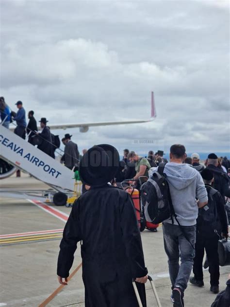 Local Peste De Evrei Hasidici Tranziteaza Aeroportul Suceava La