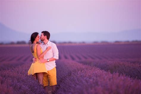 Pareja En El Campo De Flores De Lavanda P Rpura Bes Ndose Y Pasando Un